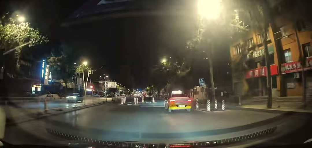 遼寧沈陽一路段出現(xiàn)大量路障<strong></p>
<p>廢舊物資回收
</strong>，車輛需不斷轉(zhuǎn)彎“像極了開卡丁車”，律師解讀:廢舊物資回收
