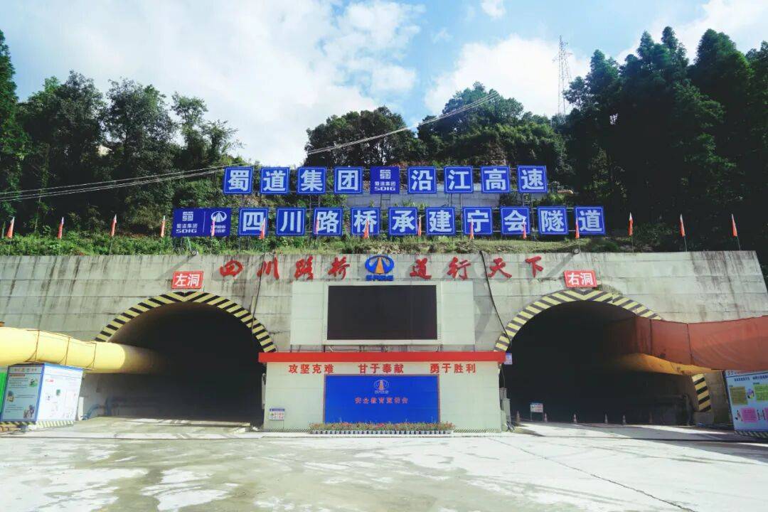 宜攀高速最長隧道貫通<strong></p>
<p>廢舊物資回收
</strong>，今年底寧攀段全線通車倒計時→:廢舊物資回收
