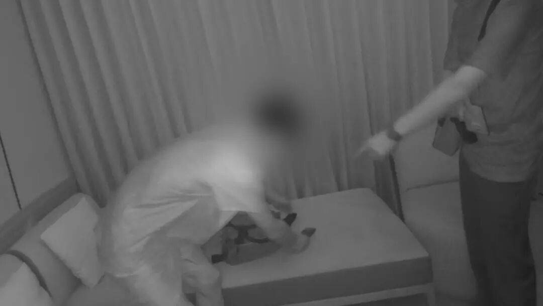 一對男女在上海某酒店神秘接頭<strong></p>
<p>廢舊物資回收
</strong>，沒多久女子報警：他拿了我的錢跑了！:廢舊物資回收

