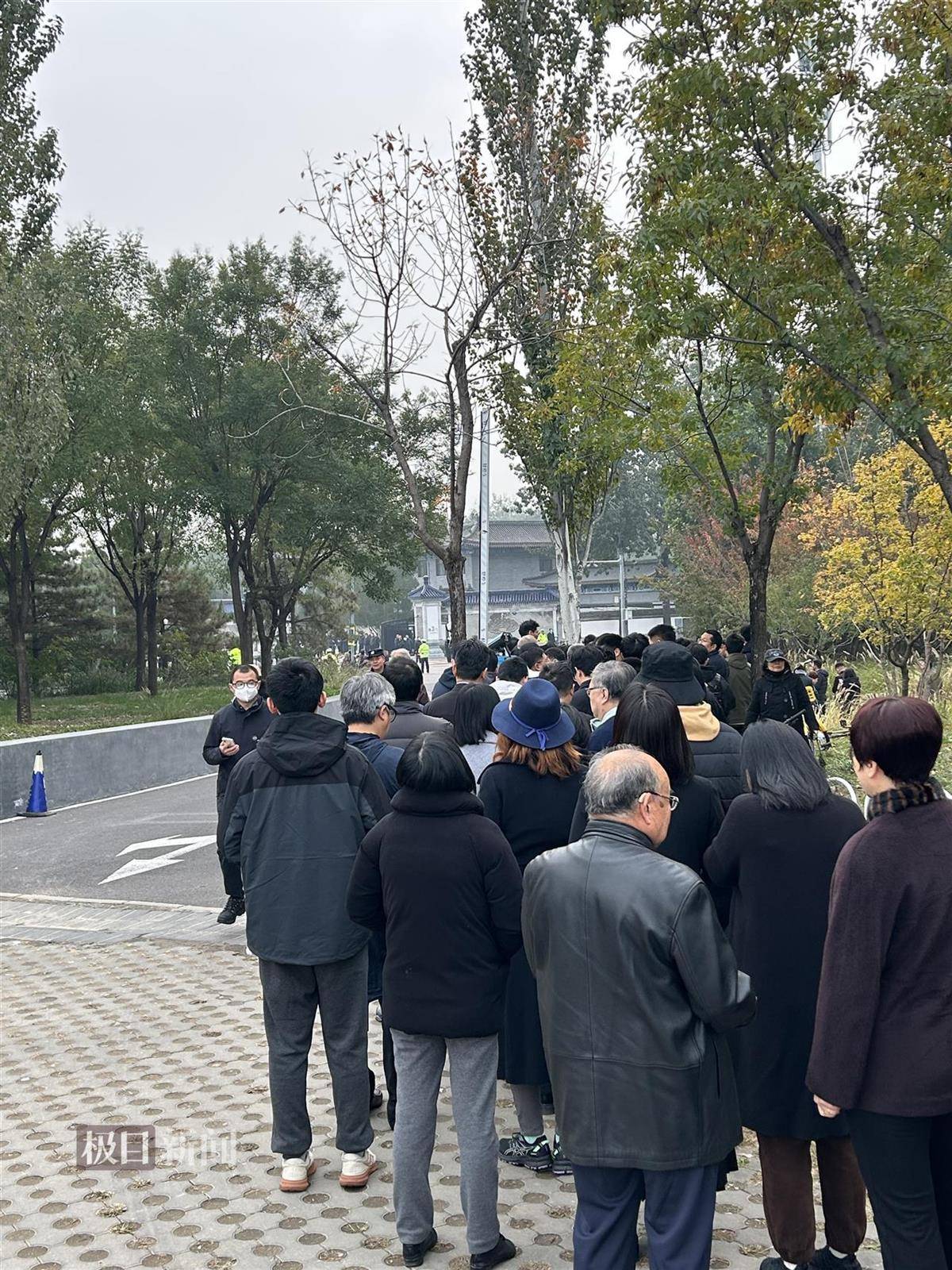 楊振寧遺體告別儀式在京舉行<strong></p>
<p>廢舊物資回收
</strong>，八寶山革命公墓外排起數(shù)十米長(zhǎng)隊(duì)，現(xiàn)場(chǎng)群眾含淚相送:廢舊物資回收
