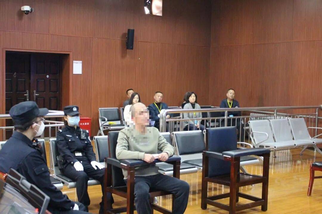 西安2人不滿小區(qū)裝停車樁<strong></p>
<p>廢舊物資回收
</strong>，毆打保安致其骨折，物業(yè)經(jīng)理錄像時(shí)也被打骨折:廢舊物資回收
