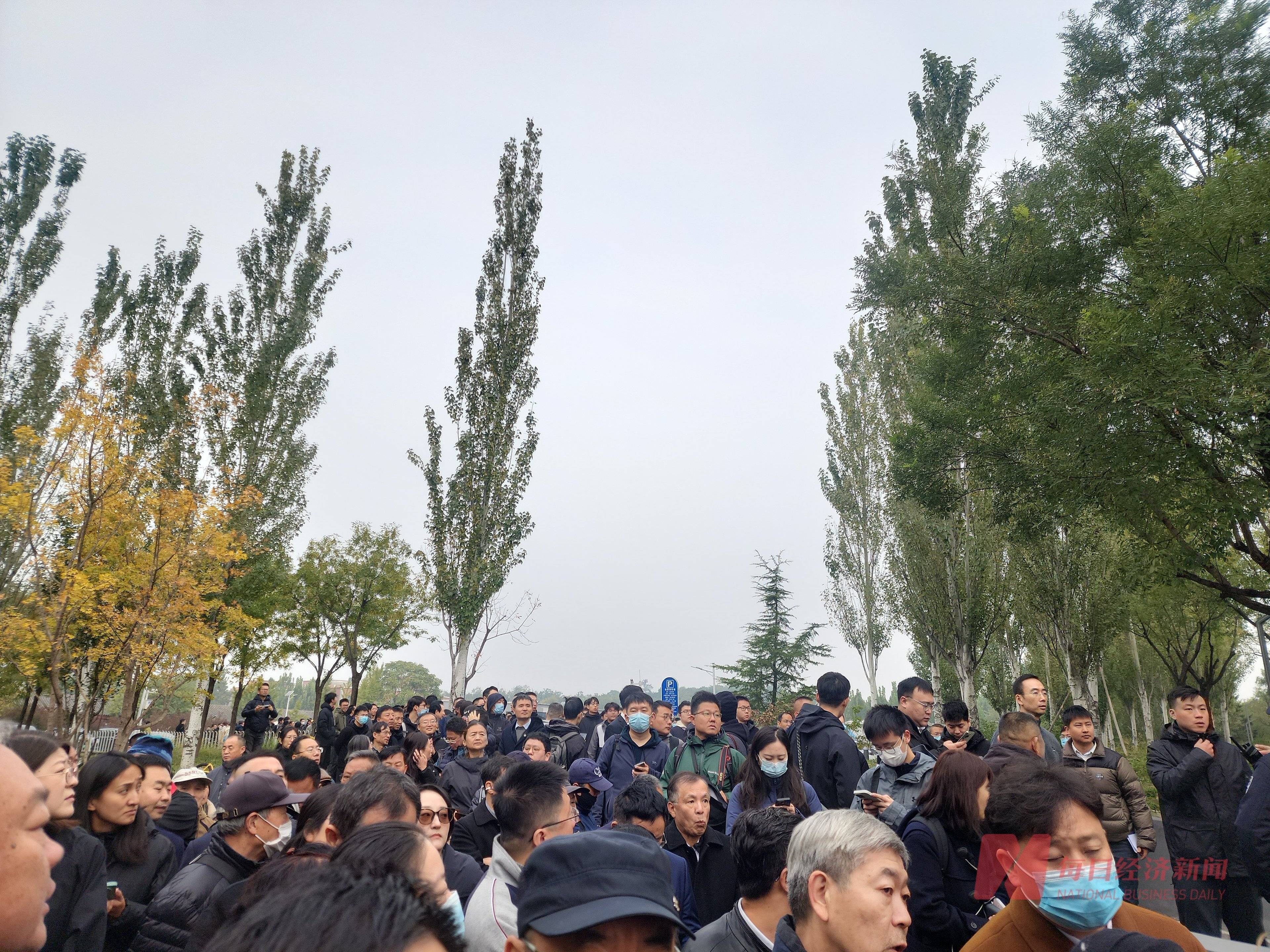 楊振寧先生遺體告別儀式今日在八寶山舉行<strong></p>
<p>廢舊物資回收
</strong>，大批群眾自發(fā)而來，有人跨越上千公里:廢舊物資回收
