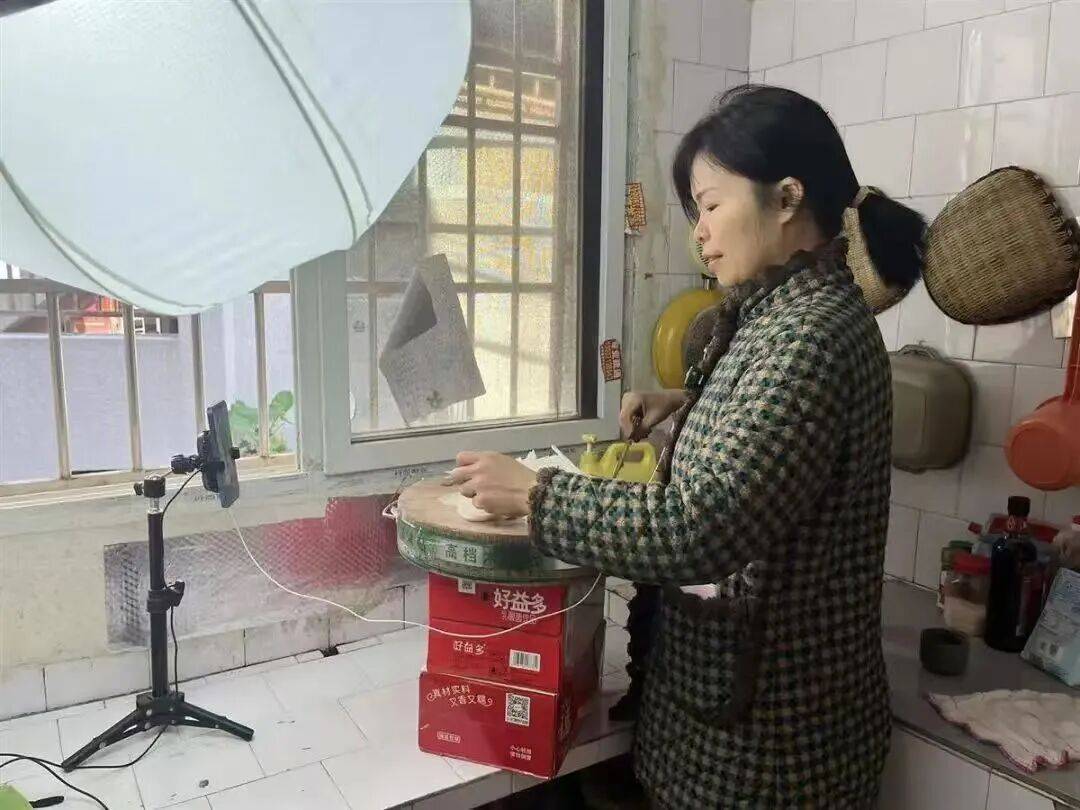 41歲武漢寶媽突然爆火！多次收到央視邀約<strong></p>
<p>廢舊物資回收
</strong>，本人回應(yīng):廢舊物資回收
