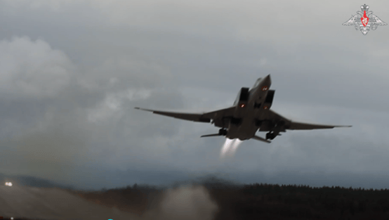 俄國(guó)防部公布視頻：俄軍圖-22M3轟炸機(jī)在波羅的海中立水域上空?qǐng)?zhí)行例行飛行任務(wù):廢舊物資回收
