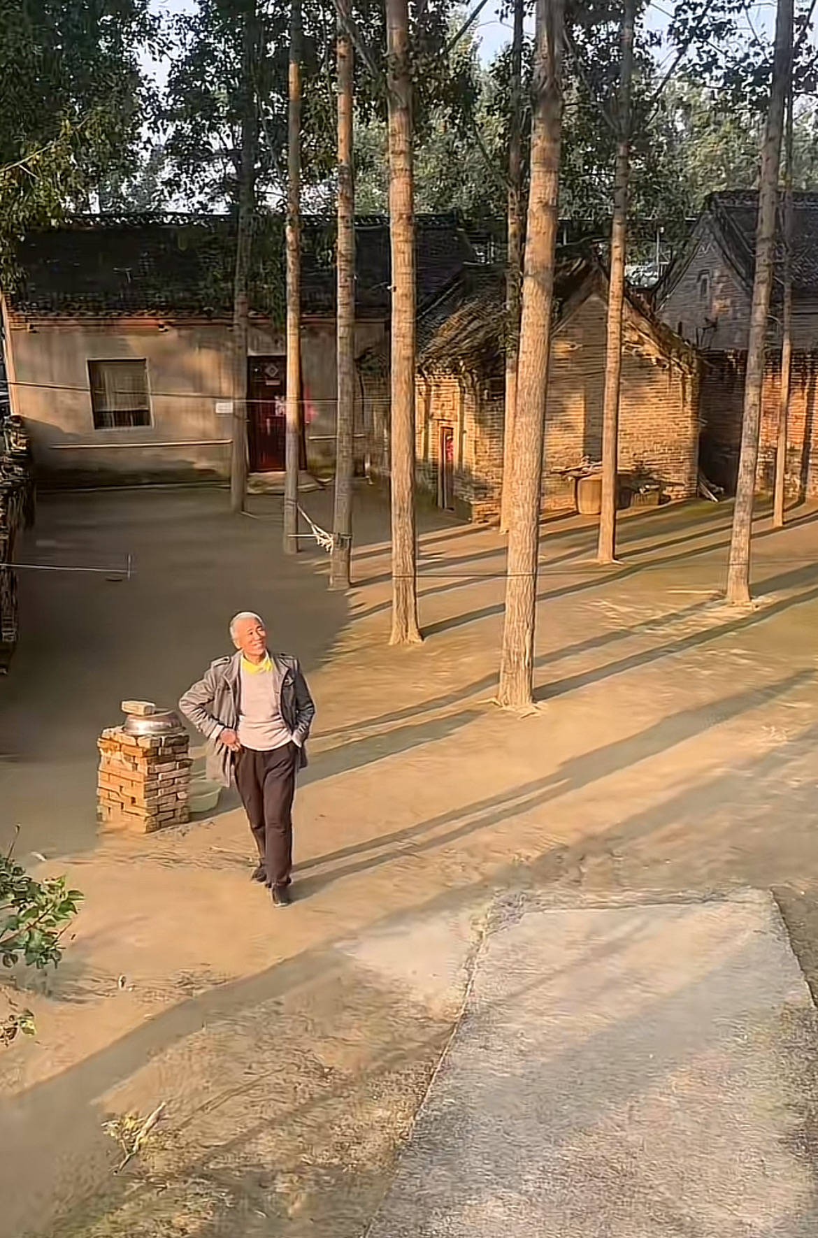 河南一大爺?shù)脑鹤右蚋蓛舫删W(wǎng)紅打卡地<strong></p>
<p>廢舊物資回收
</strong>，網(wǎng)友：像極了小時候家的樣子，想拖鞋光腳丫子走:廢舊物資回收
