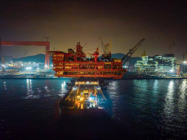 青島制造<strong></p>
<p>廢舊物資回收
</strong>！北部灣海域最大海洋油氣平臺完工起運:廢舊物資回收

