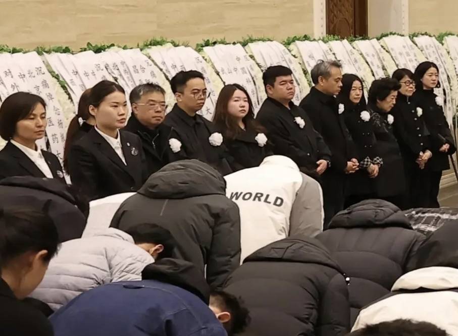 楊振寧追悼會(huì)很隆重<strong></p>
<p>廢舊物資回收
</strong>，大兒子未現(xiàn)身，翁帆站家屬首位，樣子很憔悴:廢舊物資回收
