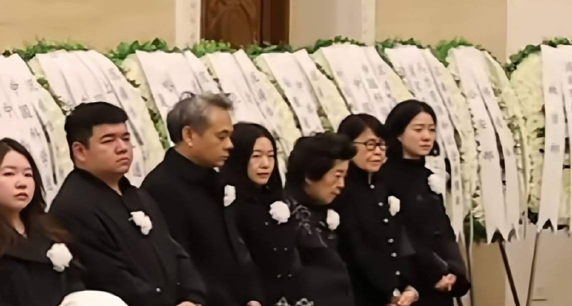 楊振寧追悼會(huì)很隆重<strong></p>
<p>廢舊物資回收
</strong>，大兒子未現(xiàn)身，翁帆站家屬首位，樣子很憔悴:廢舊物資回收
