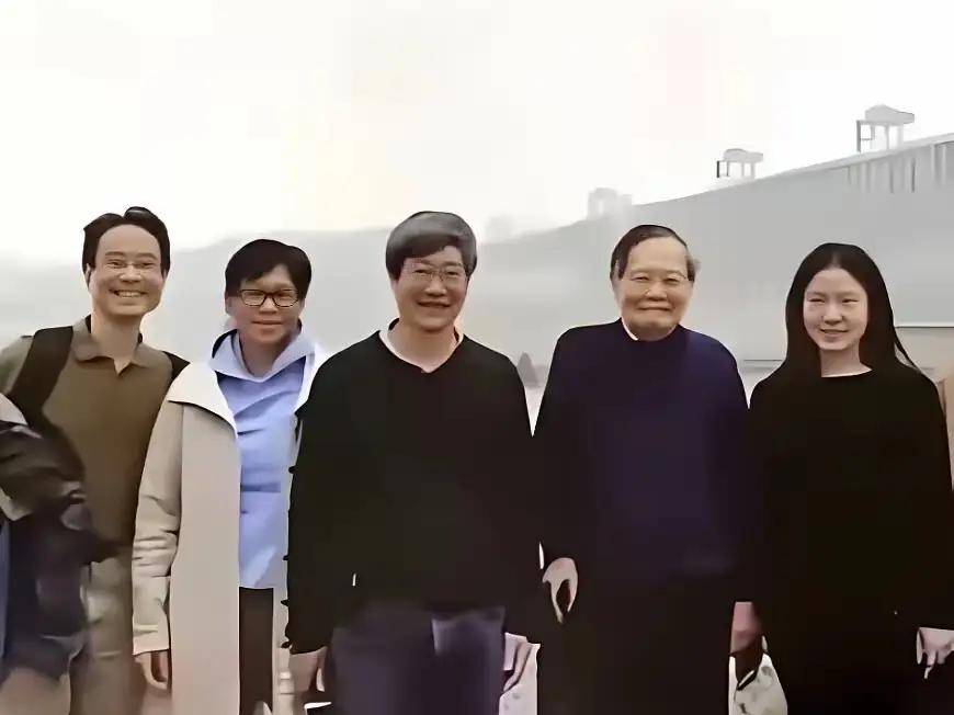 楊振寧追悼會(huì)很隆重<strong></p>
<p>廢舊物資回收
</strong>，大兒子未現(xiàn)身，翁帆站家屬首位，樣子很憔悴:廢舊物資回收
