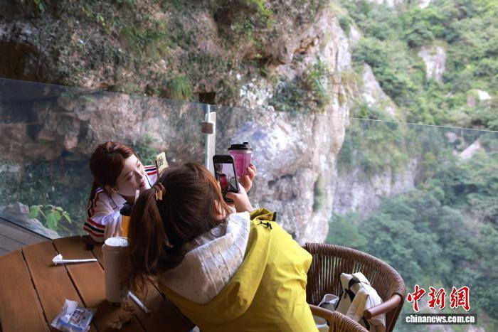 浙江溫州樂清雁蕩山:懸崖咖啡助力傳統(tǒng)景區(qū)煥新出圈:廢舊物資回收