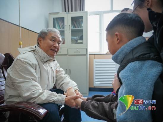 邊疆義診架“心橋”<strong></p>
<p>廢舊物資回收
</strong>，“為愛遠(yuǎn)行”2025專家醫(yī)療隊(duì)赴新疆喀什義診:廢舊物資回收
