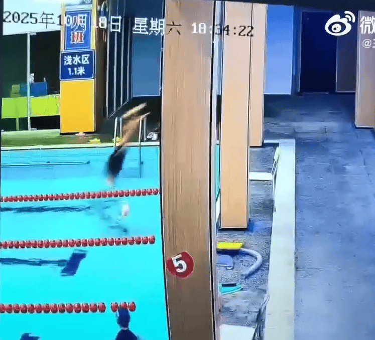 浙江一男子游泳館淺水區(qū)跳水致頸椎斷裂去世，館方：他女兒在身邊，以為是在鬧著玩；家屬：出事16分鐘內(nèi)沒(méi)有救生員出現(xiàn):廢舊物資回收
