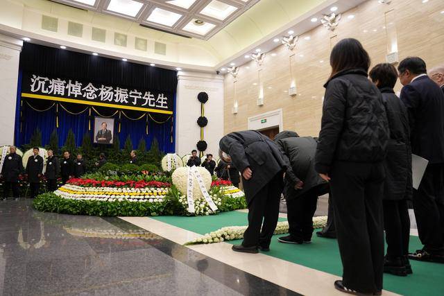 楊振寧遺體告別儀式在北京舉行:廢舊物資回收