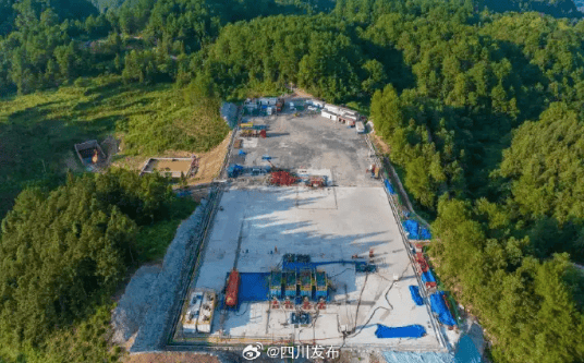 突破600萬<strong></p>
<p>廢舊物資回收
</strong>，九寨溝景區(qū)游客接待量創(chuàng)40年歷史新高！本周末門票預(yù)訂已達(dá)最大承載量:廢舊物資回收
