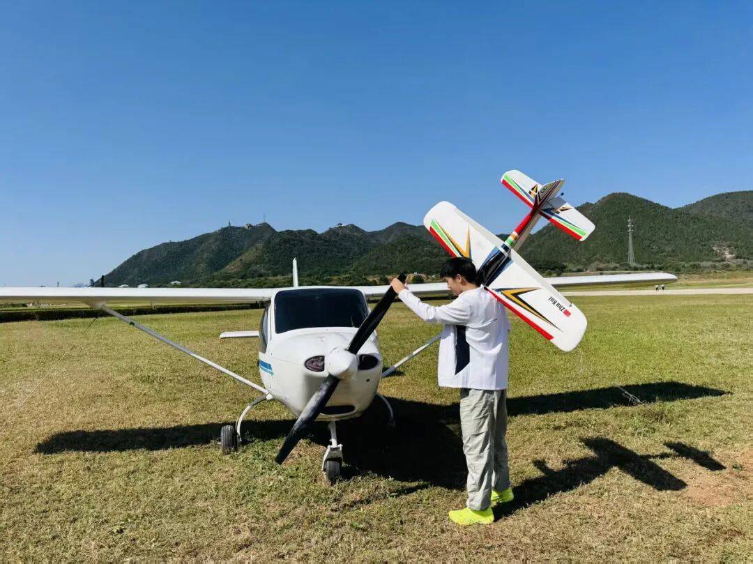鏡頭都追不上！杭州男生用2根鋼絲操縱模型飛機(jī)<strong></p>
<p>廢舊物資回收
</strong>，驚艷全場(chǎng):廢舊物資回收
