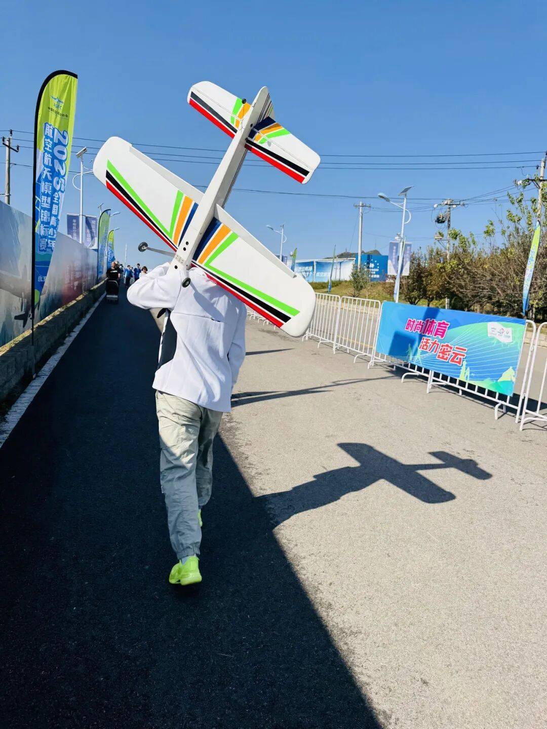 鏡頭都追不上！杭州男生用2根鋼絲操縱模型飛機(jī)<strong></p>
<p>廢舊物資回收
</strong>，驚艷全場(chǎng):廢舊物資回收
