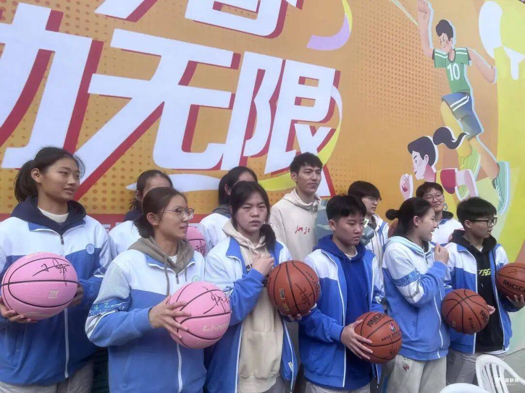 鏡頭都追不上！杭州男生用2根鋼絲操縱模型飛機(jī)<strong></p>
<p>廢舊物資回收
</strong>，驚艷全場(chǎng):廢舊物資回收
